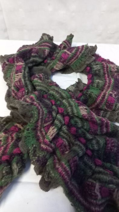 Cachecol unisexo malha com elástico a fazer folho tons verde e rosa