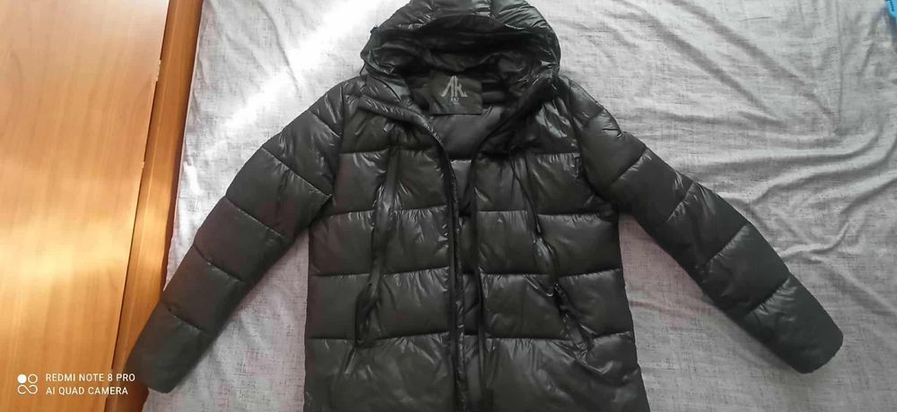 Чорна куртка пуховик з капюшоном