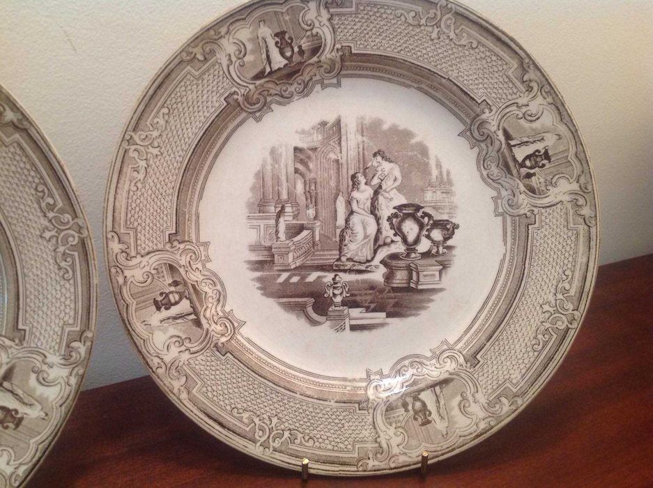 Dois pratos Wedgwood motivo Minerva