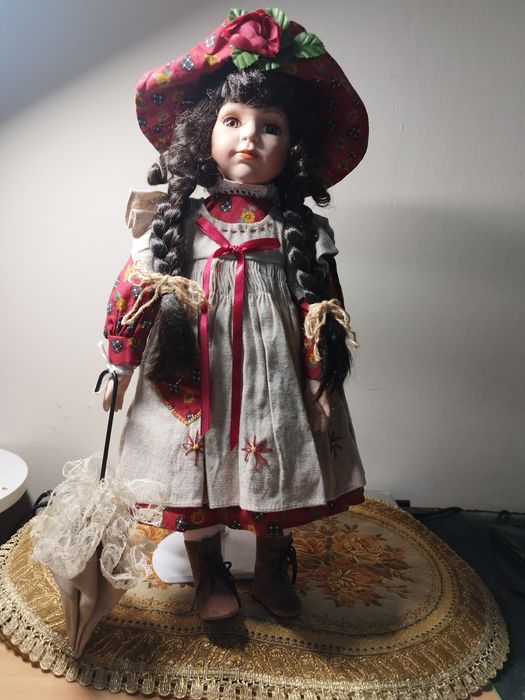 Кукла фарфоровая