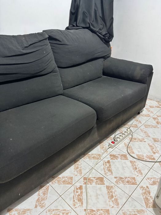 Sofá preto usado mas em bom estado