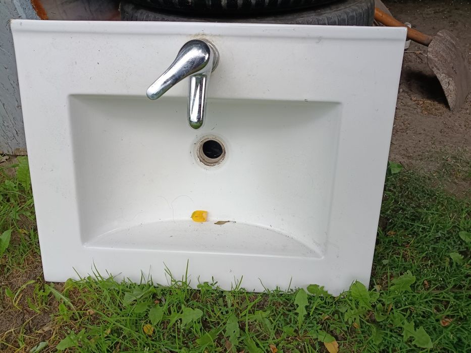 Umywalka 60 cm z baterią