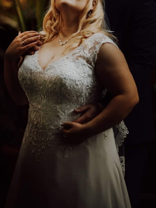 Suknia ślubna na szerokich ramiączkach gorset