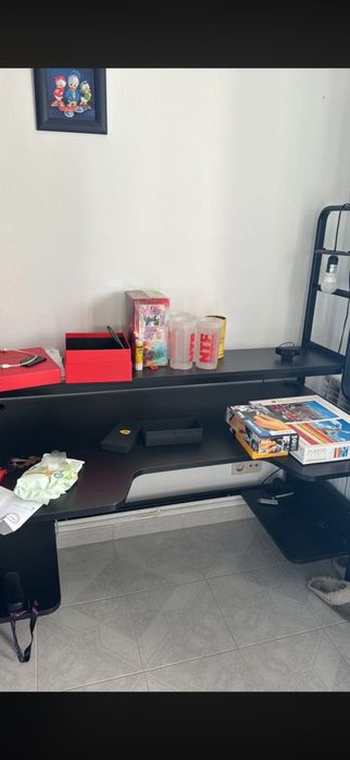 Secretaria ikea e cómoda alta preta