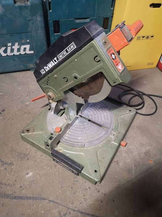 Profesionalna Piła Ukośnica DeWalt