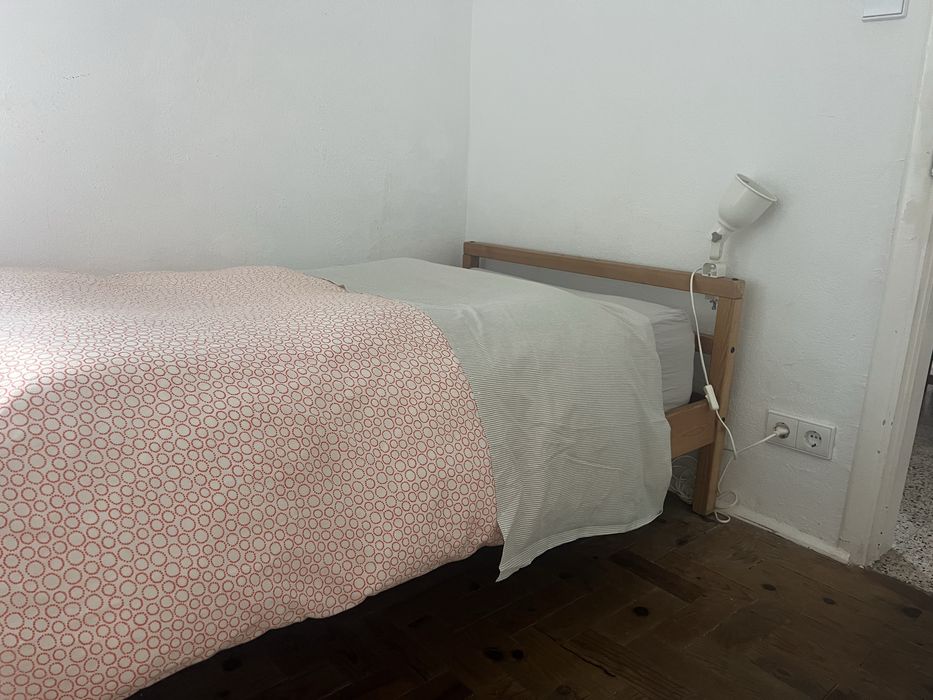 Cama individual do Ikea de madeira maciça. 90x200