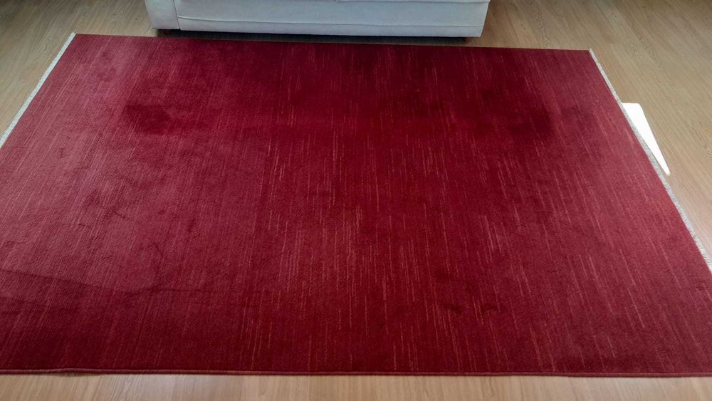Vendo tapete bordeaux 2,70x1,90m. Usado em bom estado