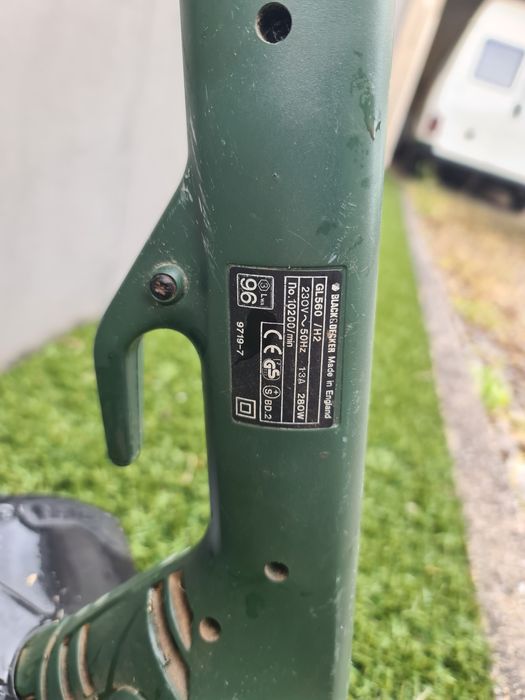 Aparador de Relva Eléctrico - Black & Decker.