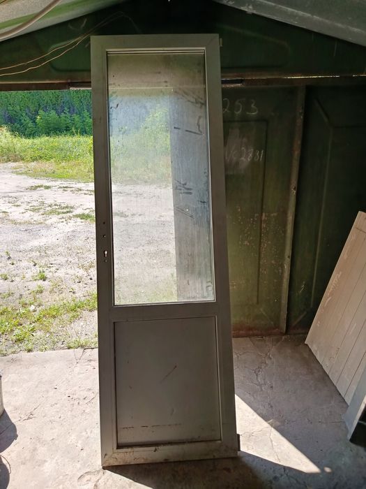 Продам металопластиковую дверь 225*65