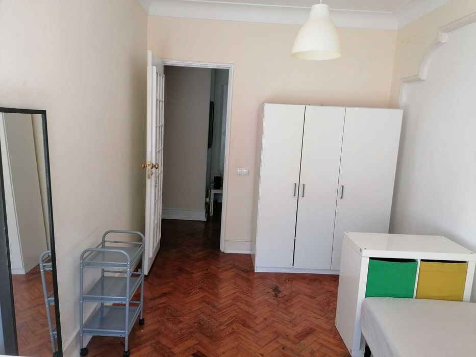 Quarto nas Avenida de Roma - Entrada a 1 Setembro
