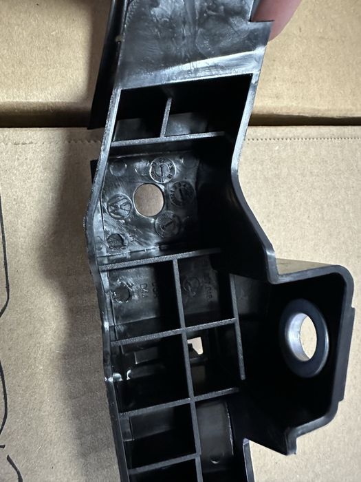 Кріплення бампера до крила VW Passat NMS B9 USA