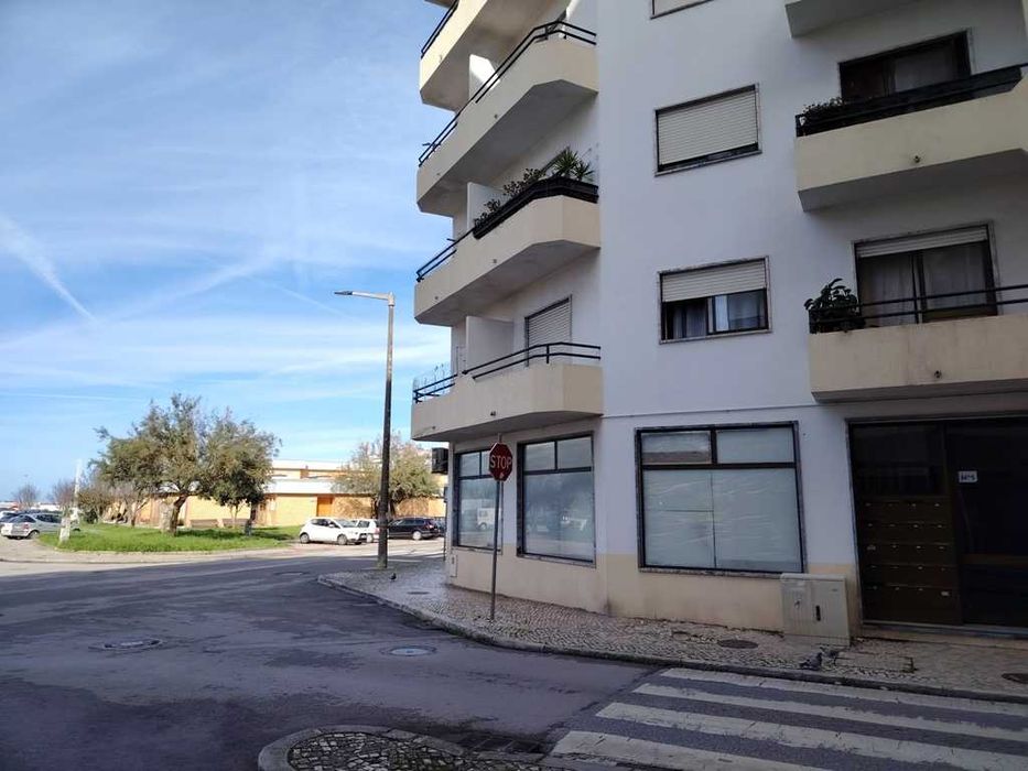 Espaço comercial em gaveto com 3 montras