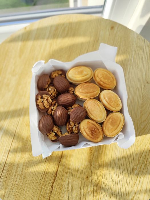 Трубочки, горішки, печиво Мадлен