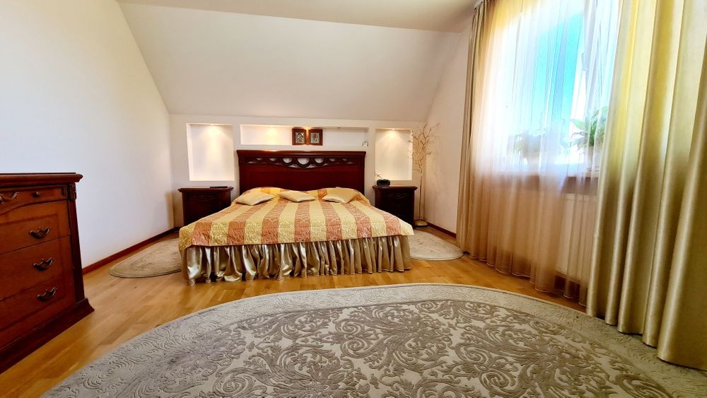 Будинок з басейном і гаражем на 2 авто