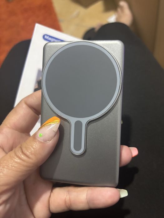 Magnetic selfie screen