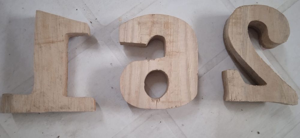 Números em Madeira de Pinho com casca