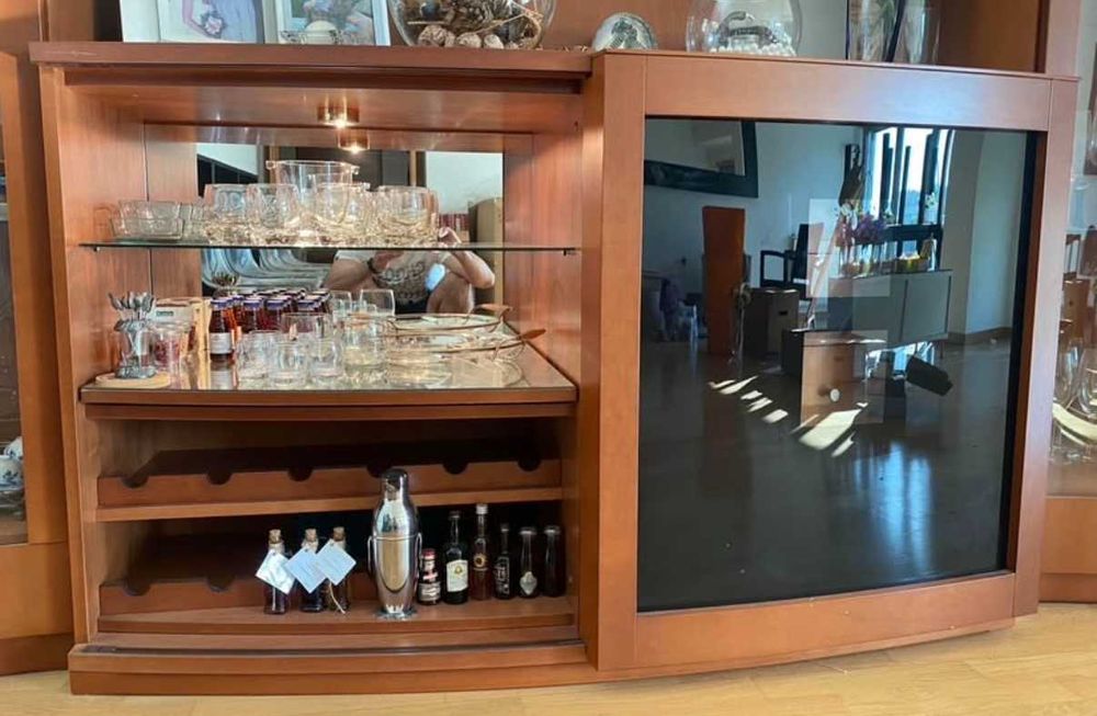 Conjunto de Móveis em Cerejeira - 2 Cristaleiras e 1 Móvel Bar