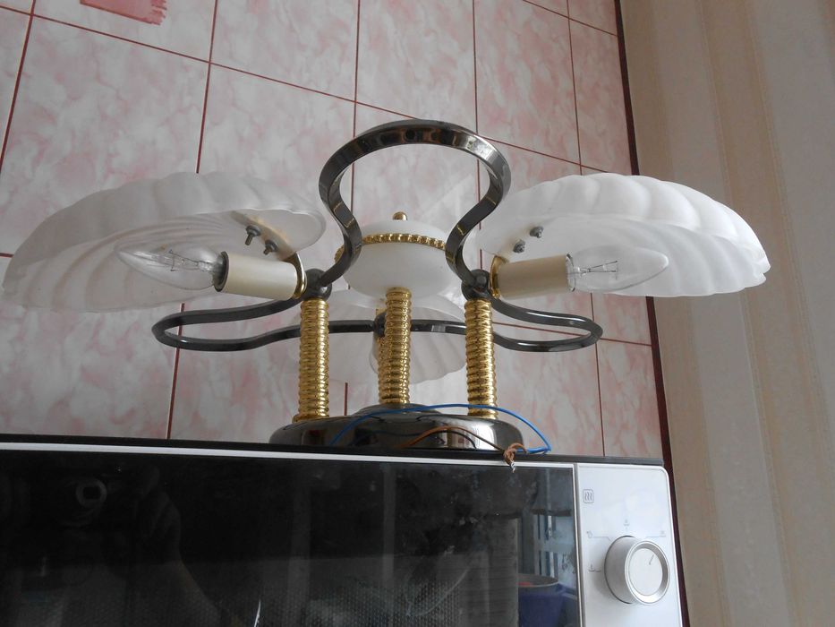 Люстра рабочая на 3 лампы отличное состояние