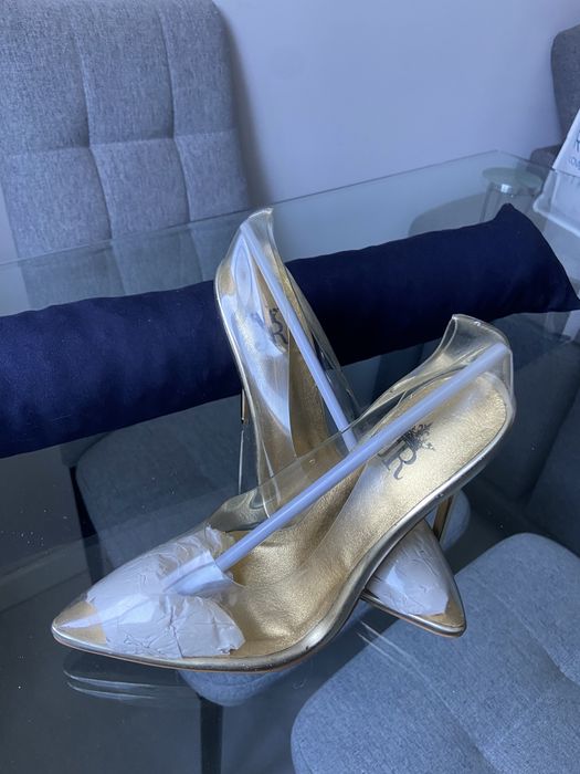 Sapatos Jessica Rich transparentes com salto dourado – NOVOS