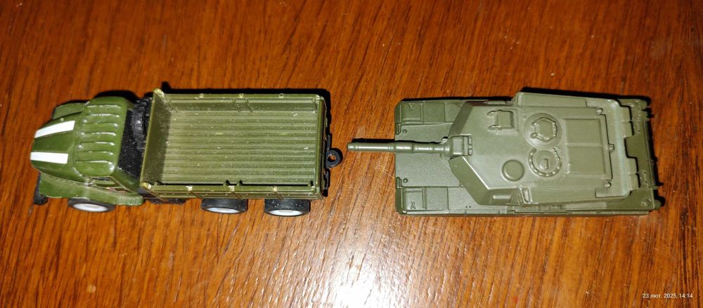 Модельки танк та вантажівка ЗСУ, ціна за одну.