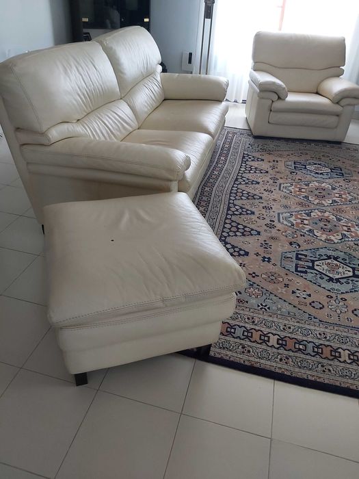 Conjunto 2 sofás + puff em pele de búfalo