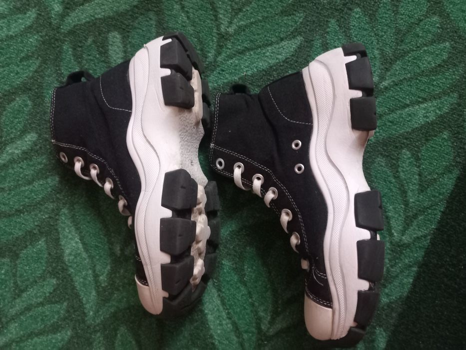 Buty trampki sportowe na podwyższeniu.