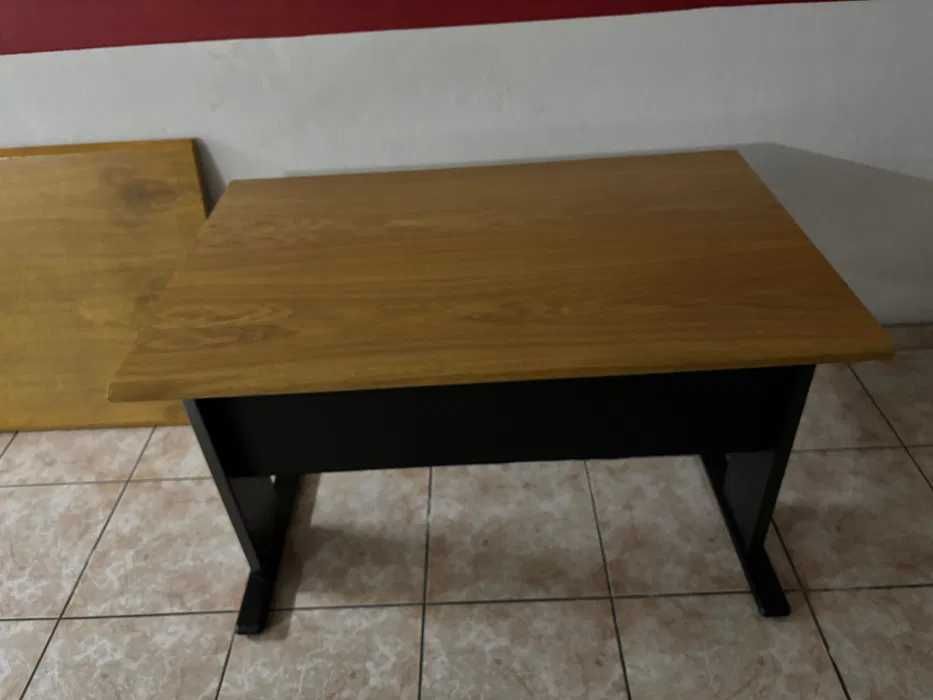 Secretária em madeira com extensão lateral | Robusta e funcional - Excelente Oportunidade!