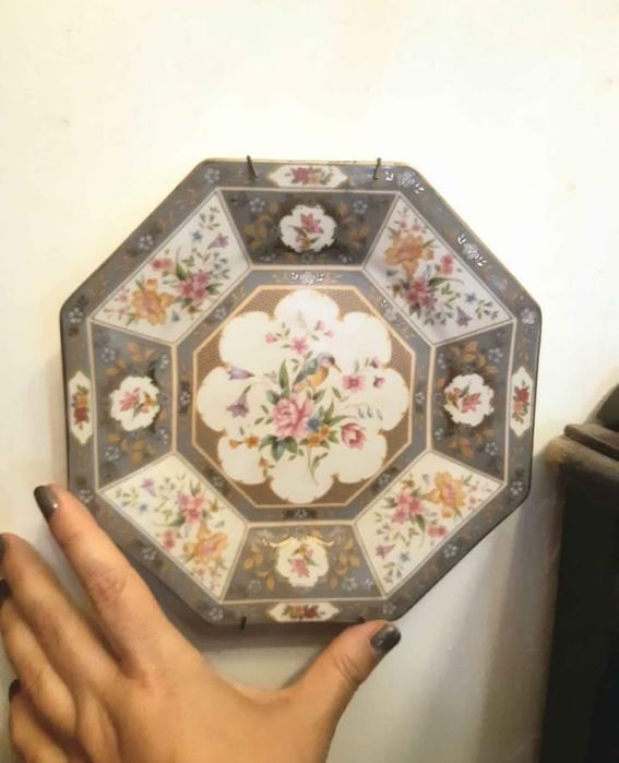 Prato decorativo octogonal com motivos florais e passaros