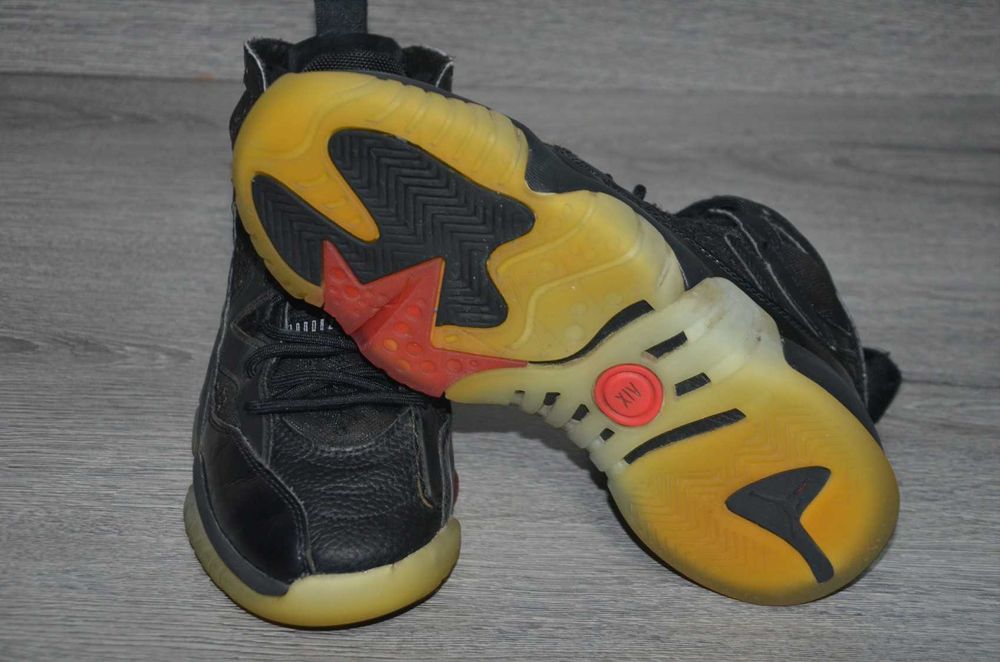 Продам кросівки шкіряні Фірма Jordan Two Trey GS 003.