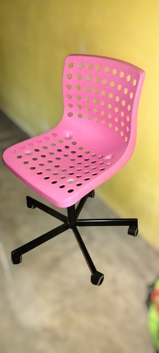 Cadeira de Escritório Rosa Giratória com Rodas – Bom Estado