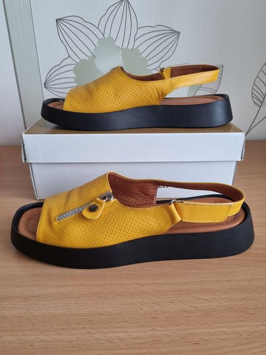 Кожаные босоножки