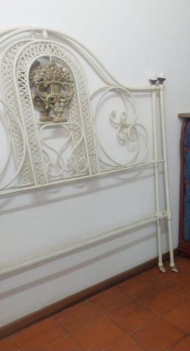 Cama de ferro antiga sem estrado