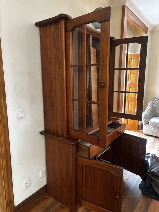 Móvel Bar / Cristaleira em Madeira Maciça – Estilo Clássico Impecável