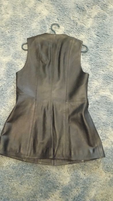 Жилетка з натуральної шкіри чорного кольору.