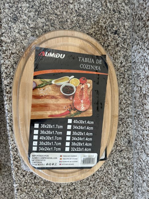 Tábua individual ou conjunto de madeira culinária nova