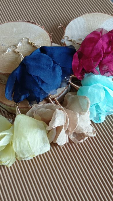 Kolczyki damskie kwiatki szyfonowe wiszące różne kolory