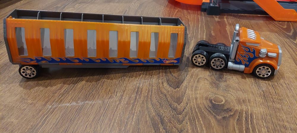 Ciężarówka hot wheels transporter, tor startowy