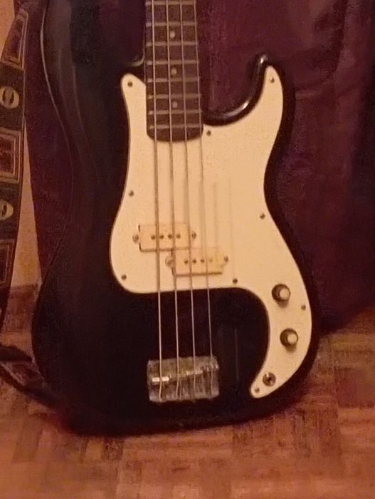 Baixo em boas condições