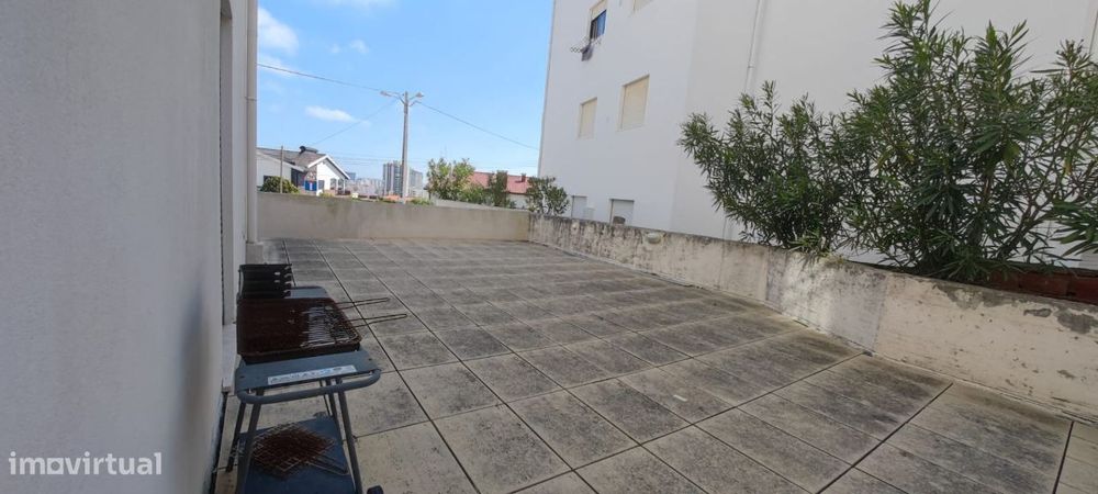 Apartamento T2 com parqueamento e vista de mar.  A 3 minutos da pra...