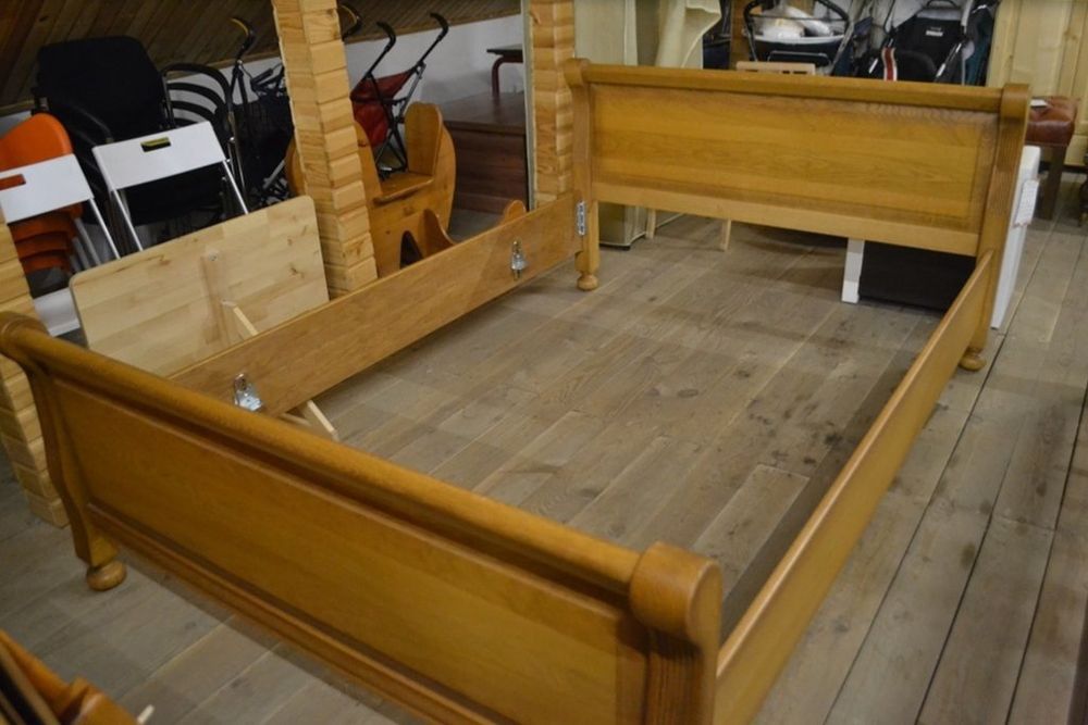 Продаються  ліжка дубові