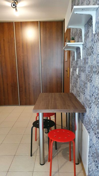 Pokój w trzypokojowym mieszkaniu blisko UE i UŚ