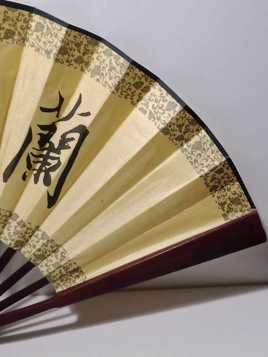 Leque em tecido de seda