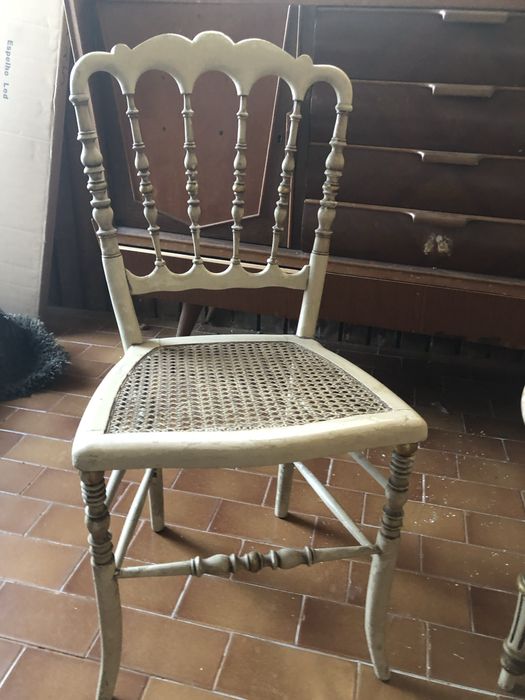 Cadeira e mesa de apoio