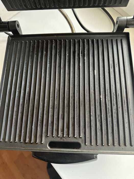 Продам грильницу Tefal gc241d