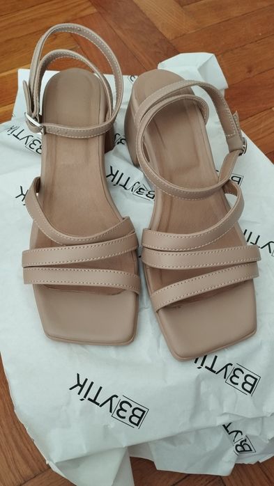 босоніжки на низьких підборах