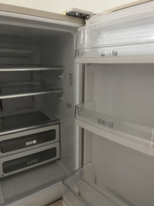 В звязку з переіздом продається Холодильник SHARP б/в великий