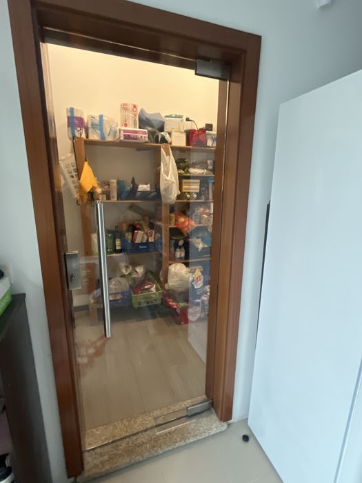 Porta de vidro e mola pavimento