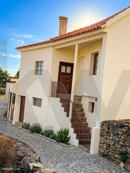 Propriedade Exclusiva na Touça (V.N. de Foz-Côa): Moradia, Palheiros e