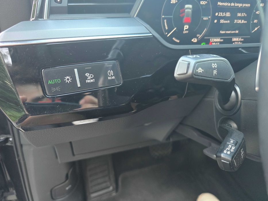 Audi e-tron 50 Quattro | 331 cv | 123.000km | Cinza Manhattan Metálico | Dezembro 2020