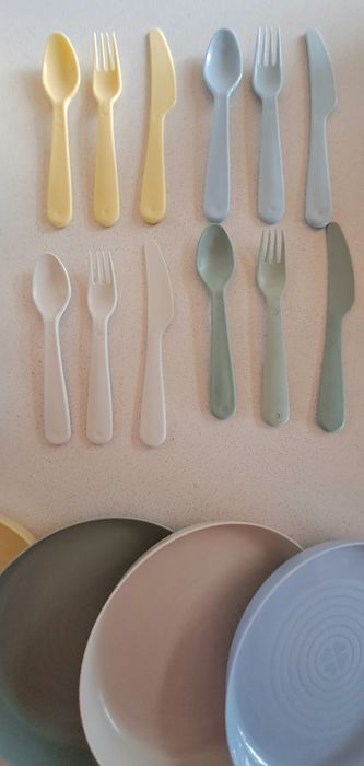 Conjunto pic nic, para 4 pessoas, pratos, copos e  talheres
Usado 1 ve